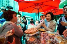 [포토]박영선 장관, 강원 중소기업 식품 맛보고 가세요