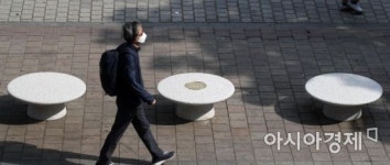 [포토] 서울 명동성당 앞 5.18 조형물 오월 걸상