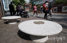 [포토] 명동성당 앞 5.18 조형물 오월 걸상