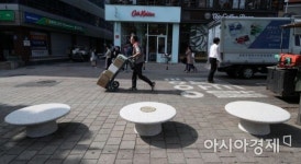 [포토] 서울 1호 5.18 조형물 오월 걸상