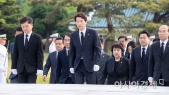 [포토]이인영 원내대표, 현충원 참배 나서