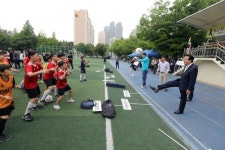 [포토]정순균 강남구청장, 소년축구대회 시축 