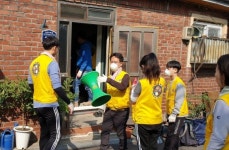[포토]자원봉사자 덕분에 성북구 장수마을 어르신들 함박 웃음