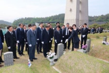 전남대, 국립 5·18민주묘지 참배