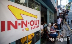 [포토]인앤아웃 버거 구매하기 위해 줄 선 시민들