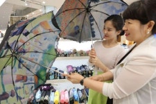 [포토] 롯데백화점 광주점,  양산 속의 명화