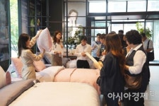 [르포]한여름에 겨울침구 트렌드 예습…세사리빙 수주회 가보니