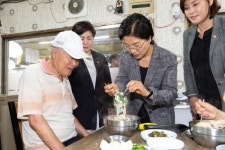 은평구 증산종합시장 6·25 참전유공자 초청 시장나들이 개최