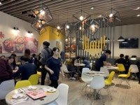 굽네치킨 먹고 오비 블루걸 맥주 마시는 홍콩 젊은 세대(종합) 