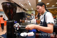 [포토]정성스럽게 원두 갈고