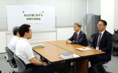 한일 첫 수출규제 실무회의…창고같은 사무실서 악수조차 없어