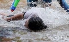 [포토] 물놀이로 무더위 날려요