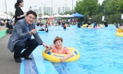 [포토]오승록 노원구청장, 장애인과 함께하는 중랑천 워터파크 물놀이 참석 