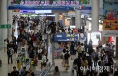 인천공항 화장실 천장 뚫고 밀입국 시도 외국인 3명 붙잡혀