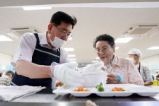 [포토]유덕열 동대문구청장, 어르신 1000명에 삼계탕 배식 봉사