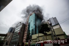 [포토]검은연기 휩싸인 화재 건물