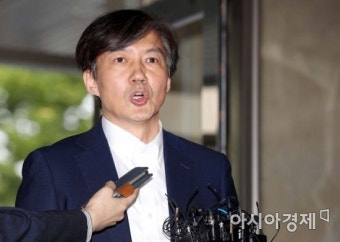 [포토]출근길 질문에 답변하는 조국