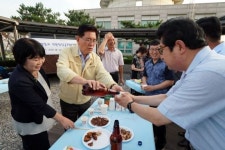 [포토]유덕열 동대문구청장,민원 담당 직원과 ‘치맥’ 소통간담회 가져 