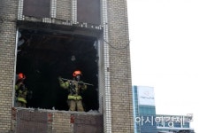 [포토]태평로2가 상가 건물 화재 진압