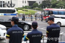 [포토]대법원 앞 횡단보도 통행 통제