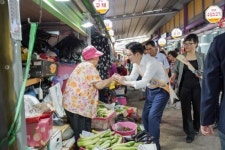 [포토]이정훈 강동구청장, 추석 앞두고 전통시장 방문