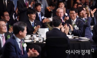 [포토] 박수치는 조국 장관