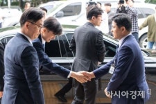 [포토]의정부지검 검사들과 인사하는 조국 장관