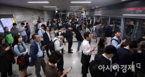 [포토] 길게 늘어선 9호선 승강장 대기줄