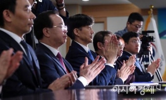 [포토] 박수치는 조국 장관