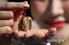 [포토]대한제국 어보 '명성황후책봉금보' 본뜬 기념메달 공개