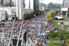 광화문에선 막걸리 서초동선 건전지…집회 색깔 따라간 편의점 대박상품
