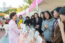 [포토] 김수영 양천구청장 북 페스티벌 현장 찾아