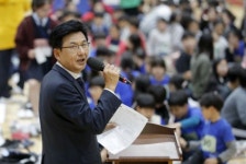 [포토]박성수 송파구청장, 독서골든벨서 학생들에 퀴즈 출제