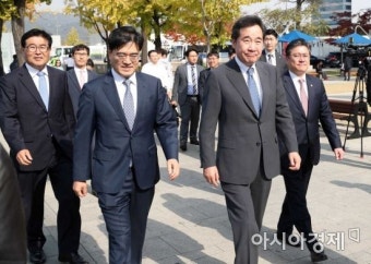 [포토]함께 걷는 이낙연 총리와 공영운 현대차 사장
