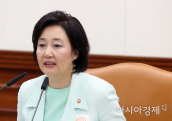 [포토]발언하는 박영선 장관