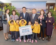 [포토]용산구어린이집연합회 2019년 제15회 사랑의 동전 모으기 성금 전달