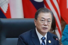 '팬이 찍은 文대통령 사진' 비판 서적에 무단사용한 저자, 1000만원 배상해야