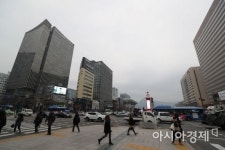 [포토]뿌연 하늘 아래 출근