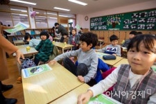 [포토]생활계획표 받는 어린이들