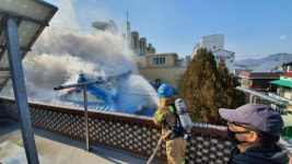 창원 진해구 화재로 주택 2채 전소…인명피해는 없어