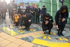 [포토]초등학교 앞 건널목 노란발자국 스티커 다지는 진영 장관