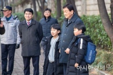 [포토]초등학생들과 사진촬영하는 진영 장관