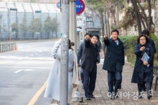 [포토]초등학교 앞 건널목 과속단속카메라 설치 현장 점검 나선 진영 장관