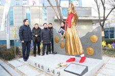 [포토]채현일 영등포구청장, 평화의 소녀상 환경정비 현장 방문