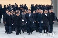 [포토]충혼탑으로 이동하는 윤석열 검찰총장