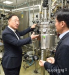 [포토]세포 배양액 제조 설비 둘러보는 홍남기 부총리
