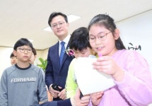 [포토]채현일 영등포구청장, 당산1동 아이들 편지에 감동