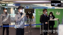 [포토] 경찰, 인천공항 입국장 검역소 지원업무