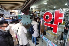 [포토]우한 폐렴 확산, 마스크 사는 중국인 관광객들