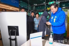 [포토]종로구민회관 방문한 이낙연 전 총리